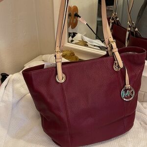 MICHAEL KORS -Jet Set Leather large tote in Claret red- NWT